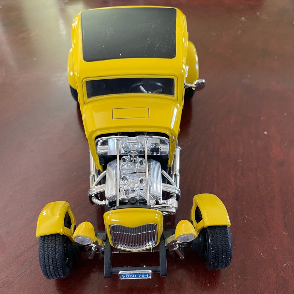 1929 Ford Model A Yellow Maisto 1/24 Scale Diecast Model by Maisto.